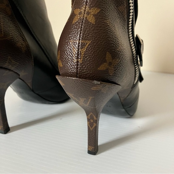 Louis Vuitton Black Leather LV Logo Janet Ankle Buckle Heeled Boots size 38 - Picture 10 of 15